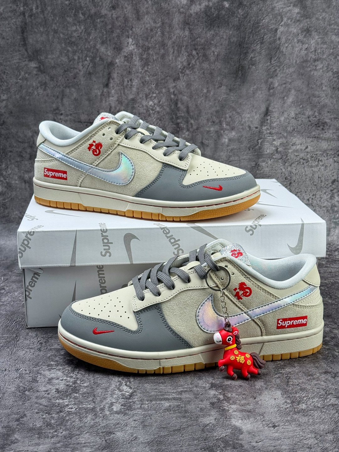 230 Nike SB Dunk Low 马年限定 x Superme 灰白小勾 NH0601-482