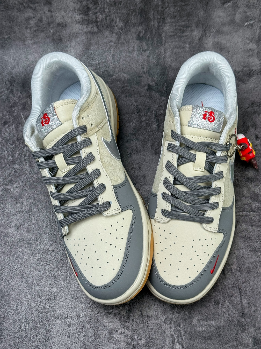 230 Nike SB Dunk Low 马年限定 x Superme 灰白小勾 NH0601-482