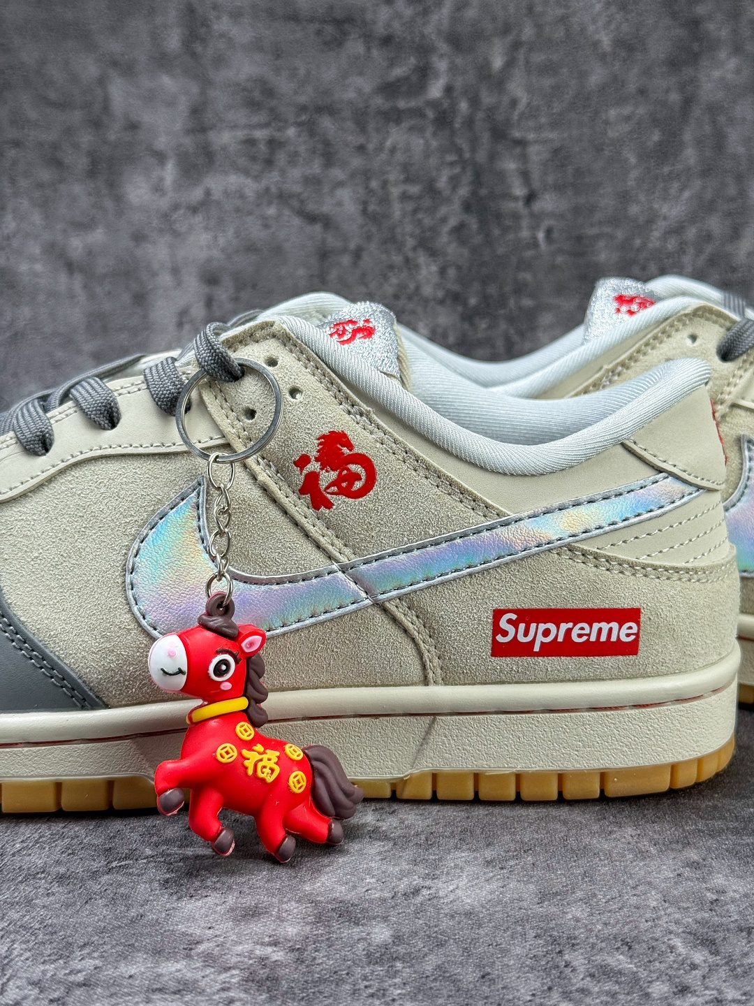 230 Nike SB Dunk Low 马年限定 x Superme 灰白小勾 NH0601-482
