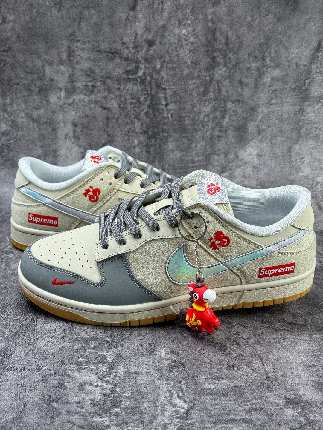 230 Nike SB Dunk Low 马年限定 x Superme 灰白小勾 NH0601-482