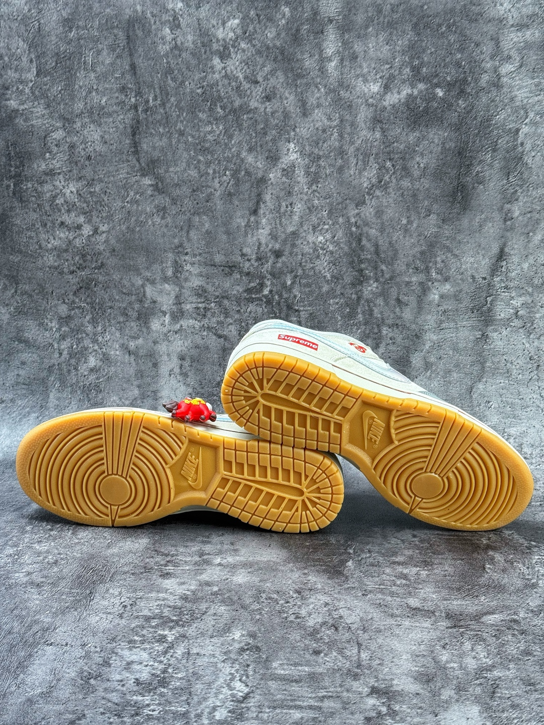230 Nike SB Dunk Low 马年限定 x Superme 灰白小勾 NH0601-482