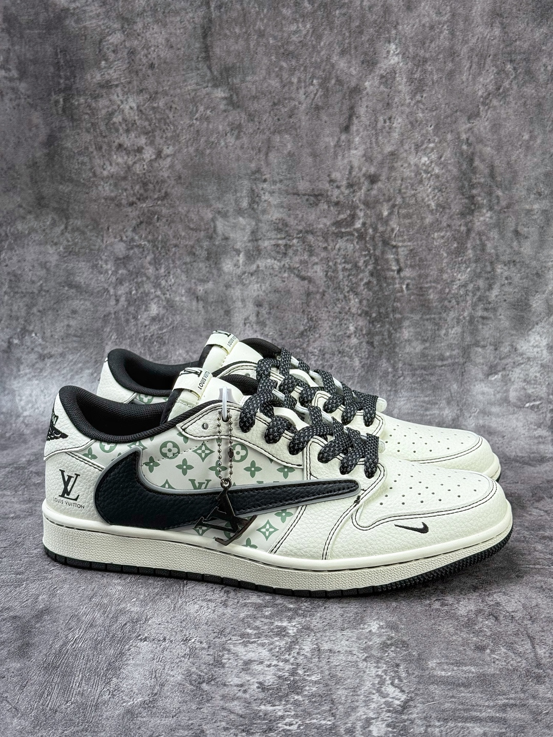 230 Travis Scott x Nike Air Jordan 1 Low x Louis Vuitton Air Jordan 1 Low 反转白黑小勾满天星倒钩 HH7518-090