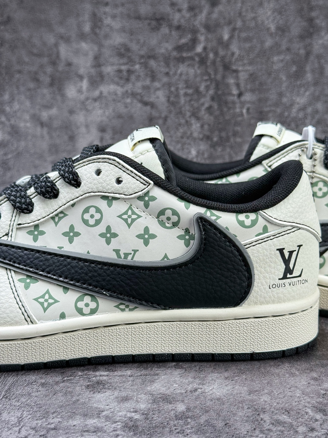 230 Travis Scott x Nike Air Jordan 1 Low x Louis Vuitton Air Jordan 1 Low 反转白黑小勾满天星倒钩 HH7518-090