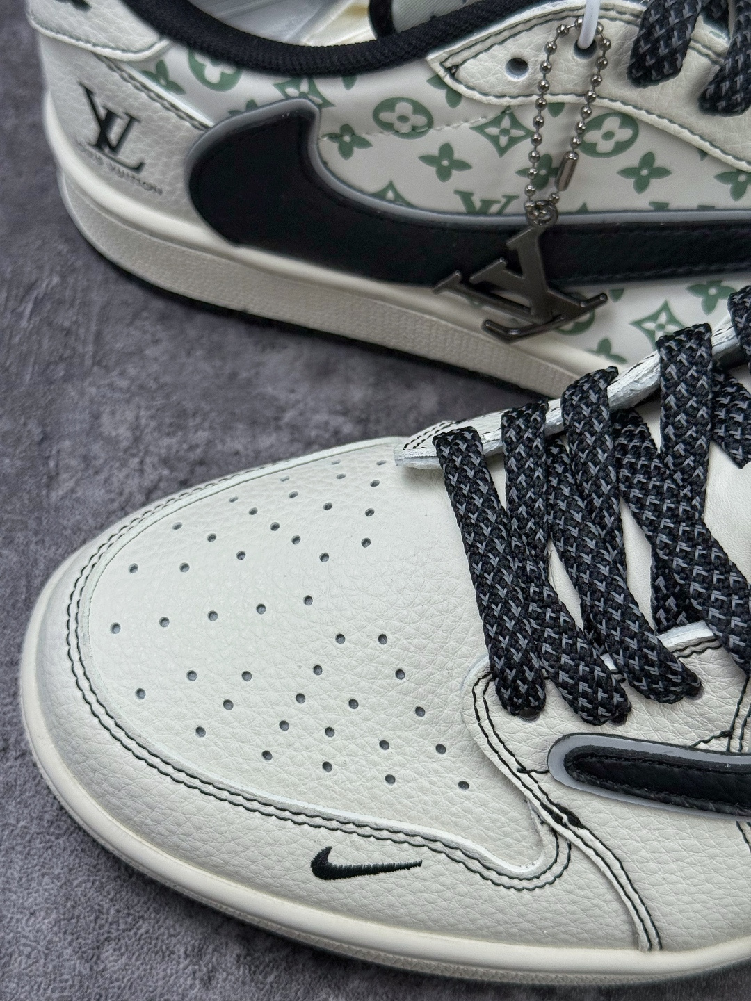 230 Travis Scott x Nike Air Jordan 1 Low x Louis Vuitton Air Jordan 1 Low 反转白黑小勾满天星倒钩 HH7518-090