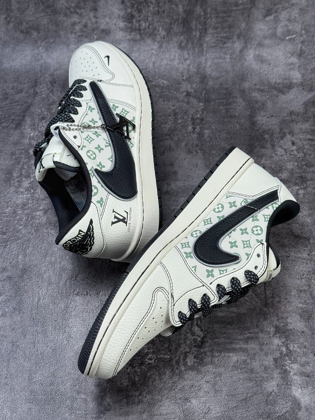 230 Travis Scott x Nike Air Jordan 1 Low x Louis Vuitton Air Jordan 1 Low 反转白黑小勾满天星倒钩 HH7518-090