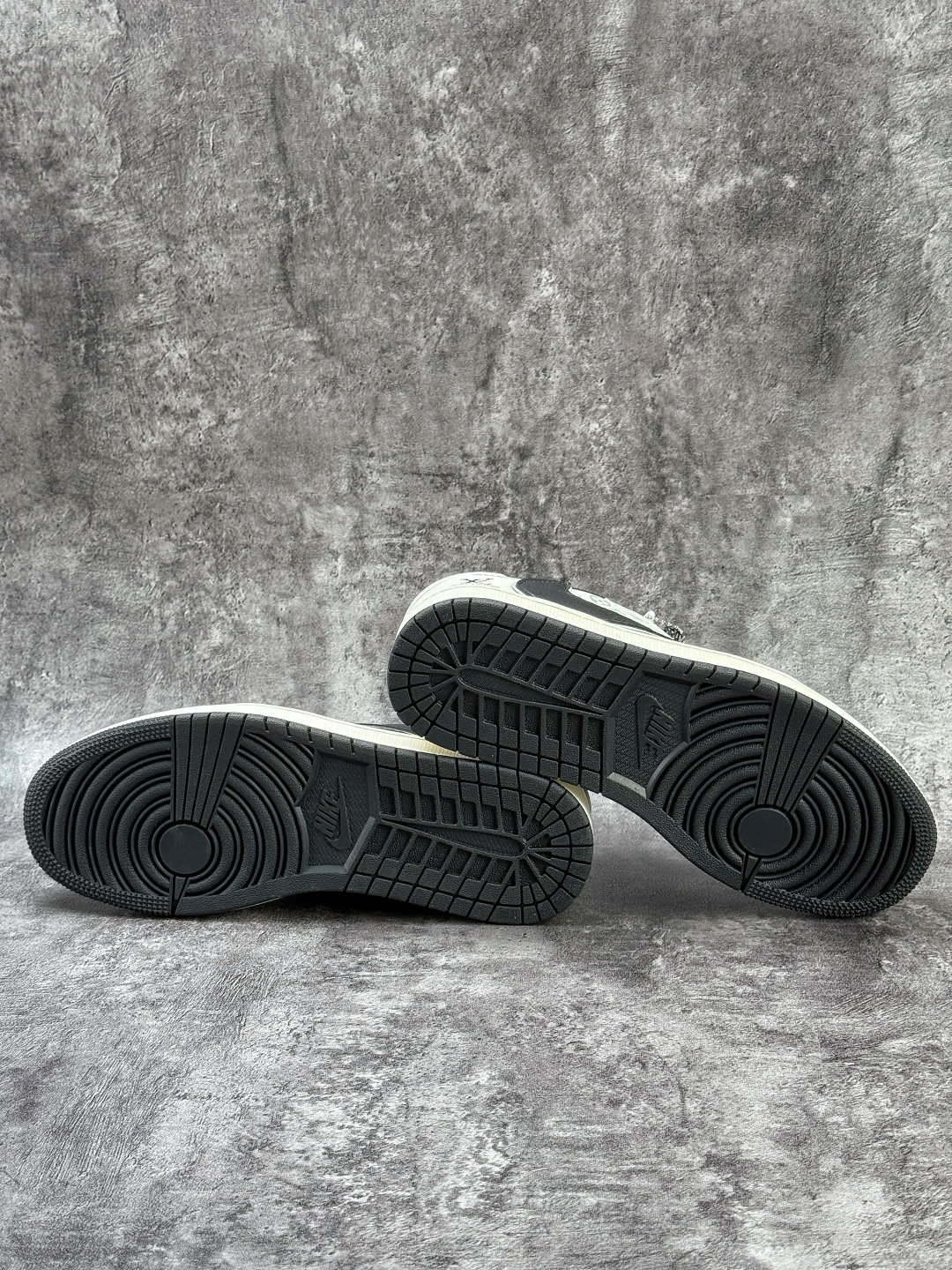 230 Travis Scott x Nike Air Jordan 1 Low x Louis Vuitton Air Jordan 1 Low 反转白黑小勾满天星倒钩 HH7518-090