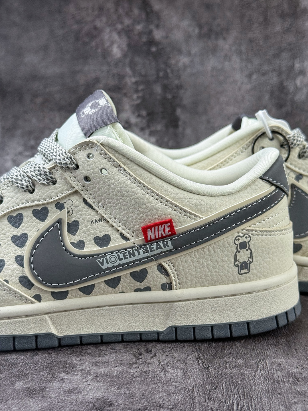 Nike SB Dunk Low x KAWS 白灰满天星 TX1688-006