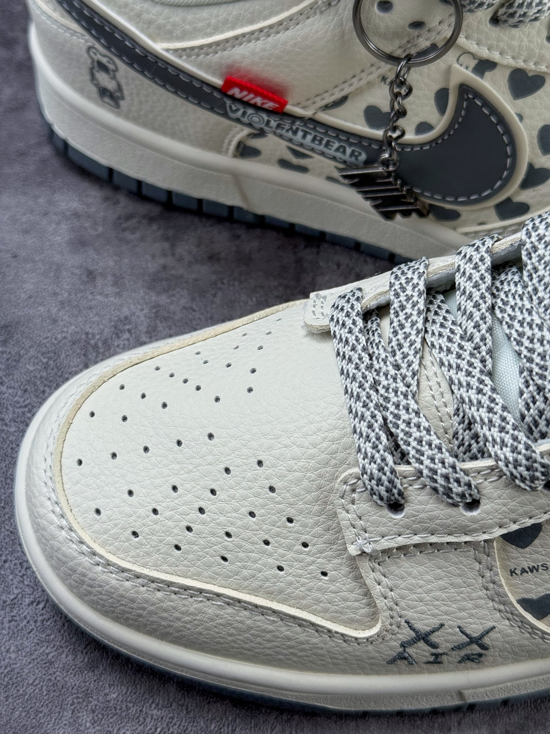 Nike SB Dunk Low x KAWS 白灰满天星 TX1688-006