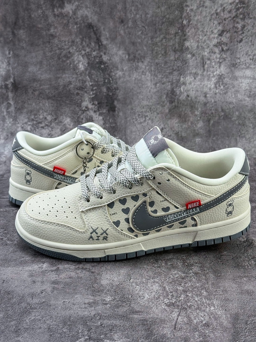 Nike SB Dunk Low x KAWS 白灰满天星 TX1688-006