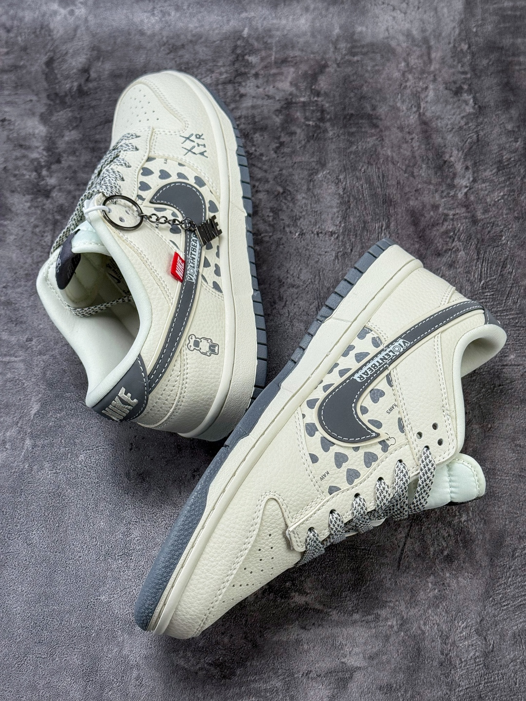 Nike SB Dunk Low x KAWS 白灰满天星 TX1688-006