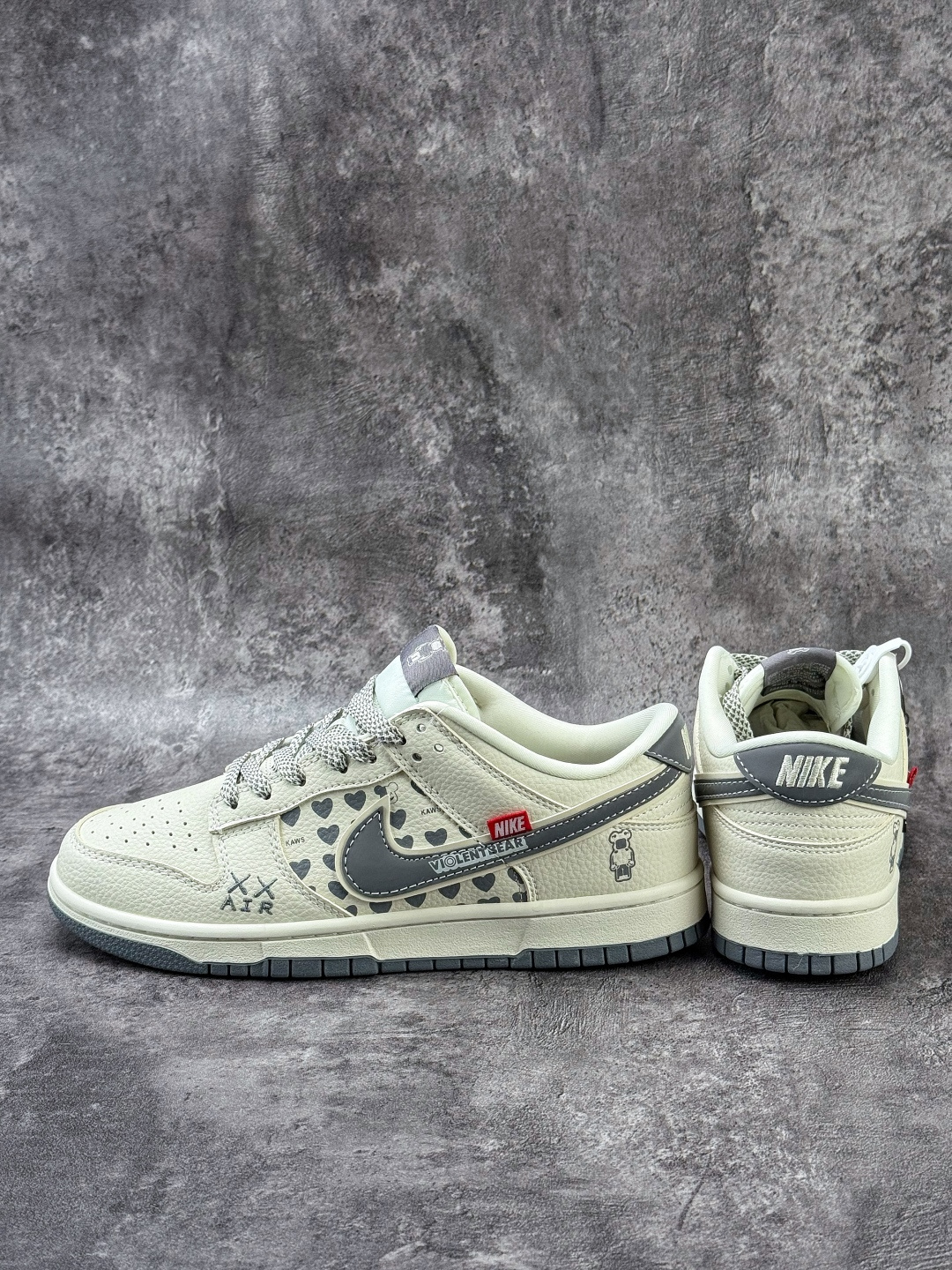 Nike SB Dunk Low x KAWS 白灰满天星 TX1688-006