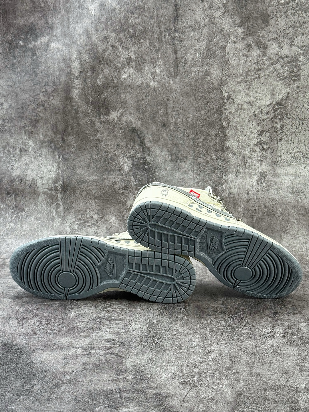 Nike SB Dunk Low x KAWS 白灰满天星 TX1688-006