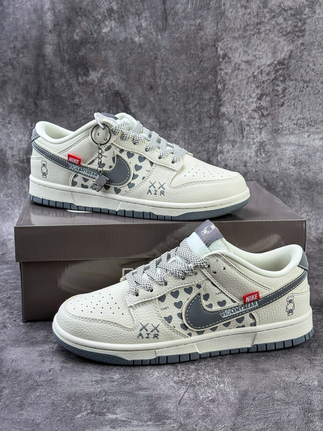 Nike SB Dunk Low x KAWS 白灰满天星 TX1688-006