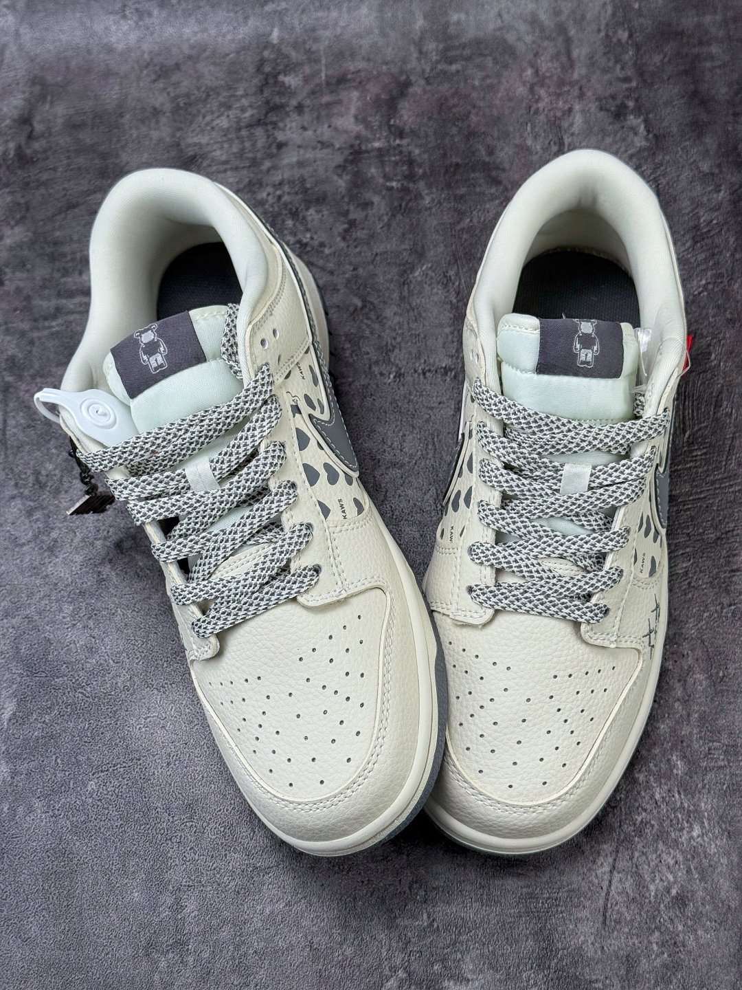 Nike SB Dunk Low x KAWS 白灰满天星 TX1688-006