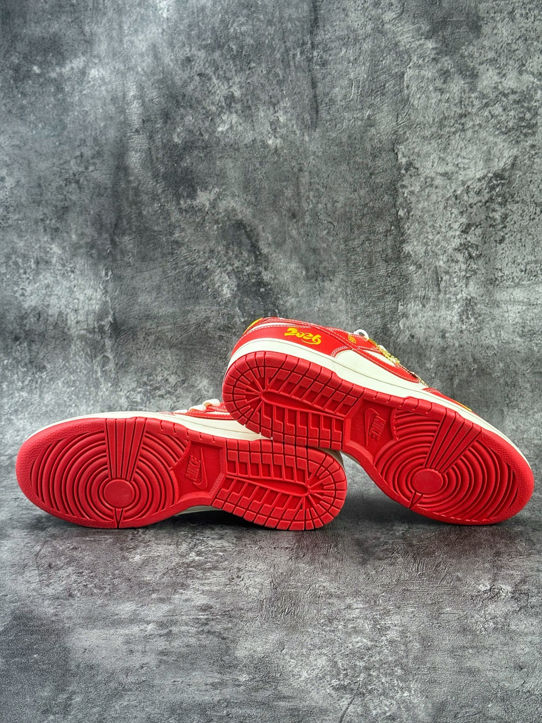 Nike SB Dunk Low 马年限定 红白小勾 QW5288-105