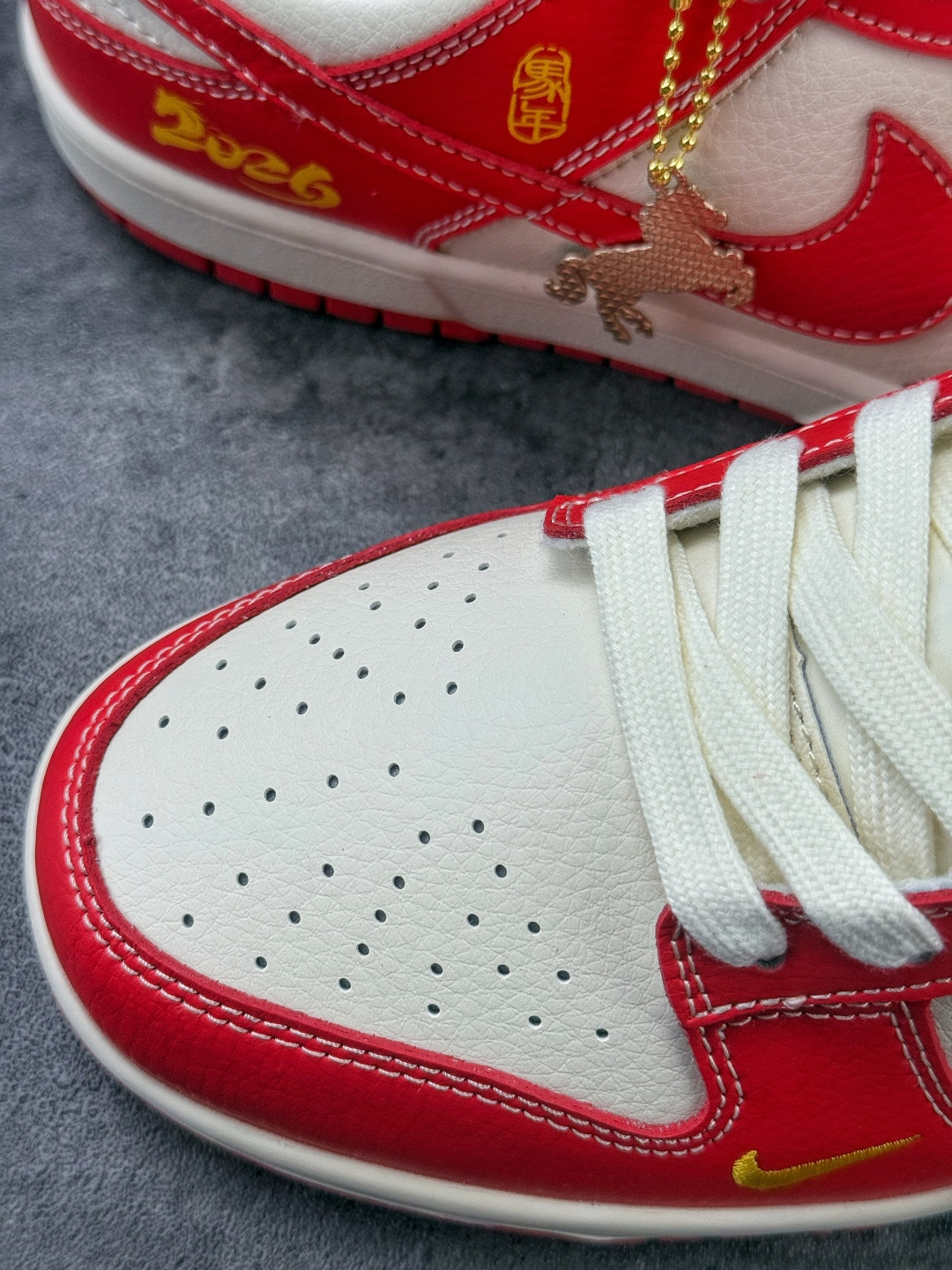 Nike SB Dunk Low 马年限定 红白小勾 QW5288-105