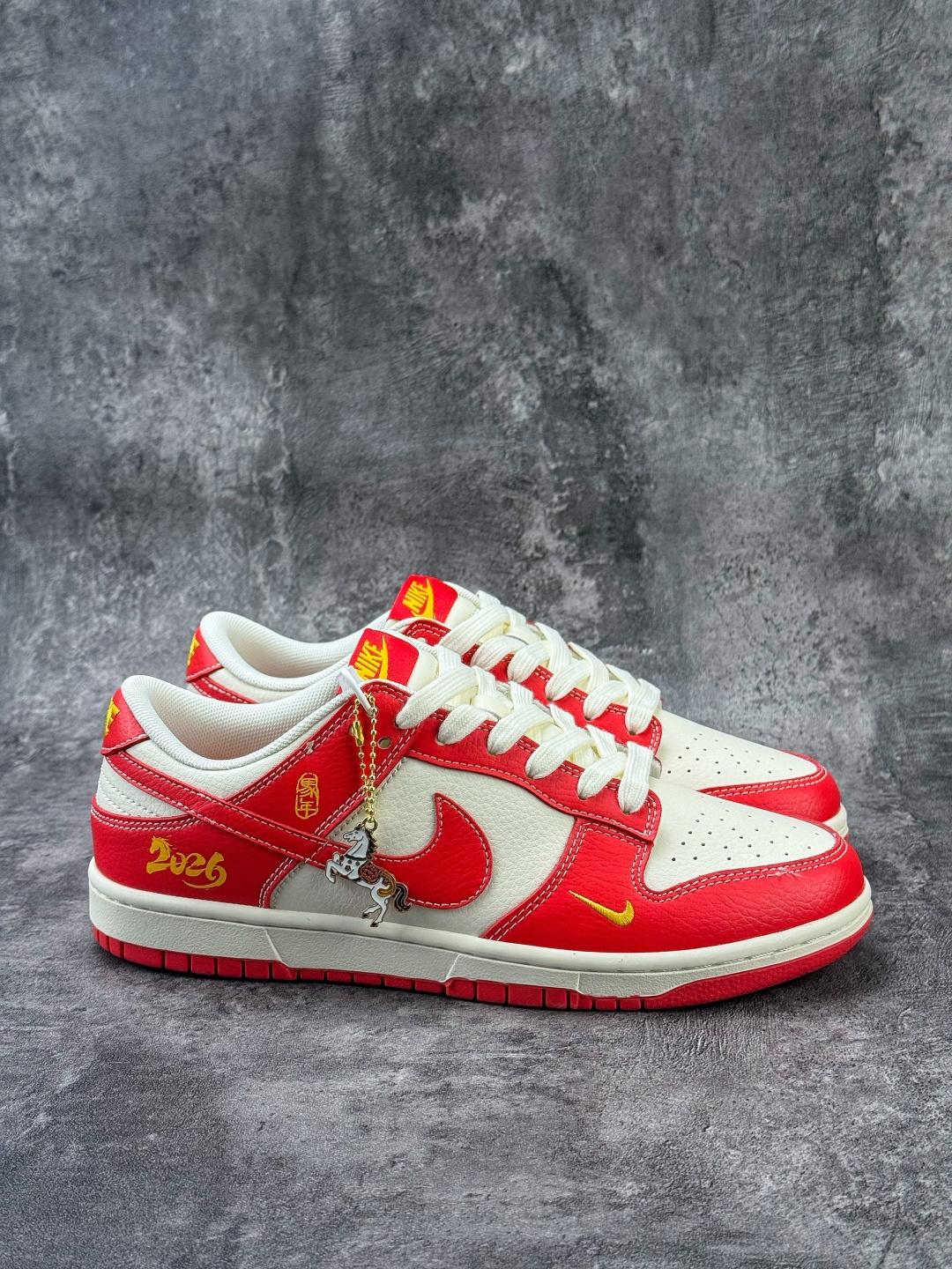 Nike SB Dunk Low 马年限定 红白小勾 QW5288-105