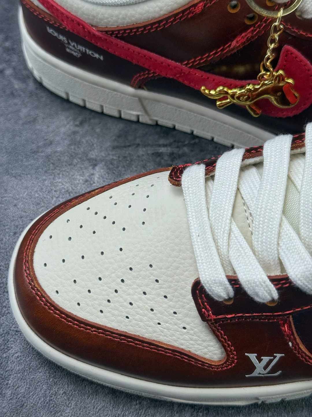 NIKE SB Dunk Low RETRO 马年限定 x Louis Vuitton 棕白红 DS6608-025