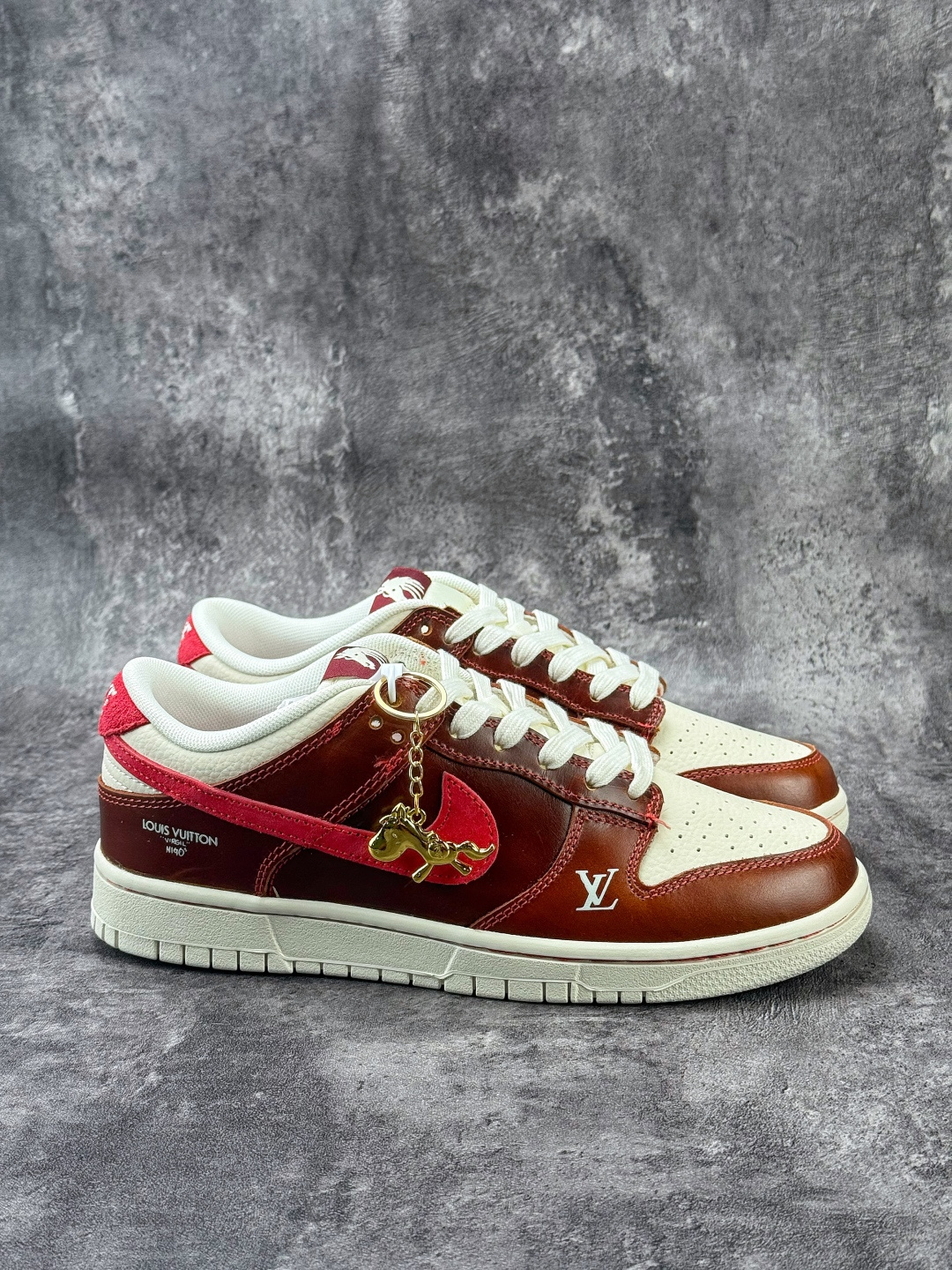 NIKE SB Dunk Low RETRO 马年限定 x Louis Vuitton 棕白红 DS6608-025