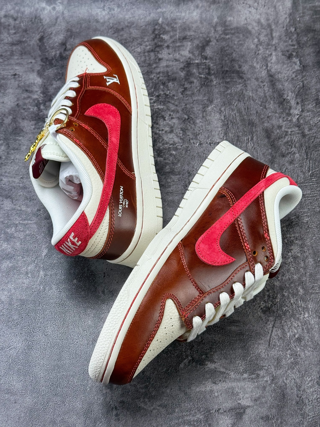 NIKE SB Dunk Low RETRO 马年限定 x Louis Vuitton 棕白红 DS6608-025