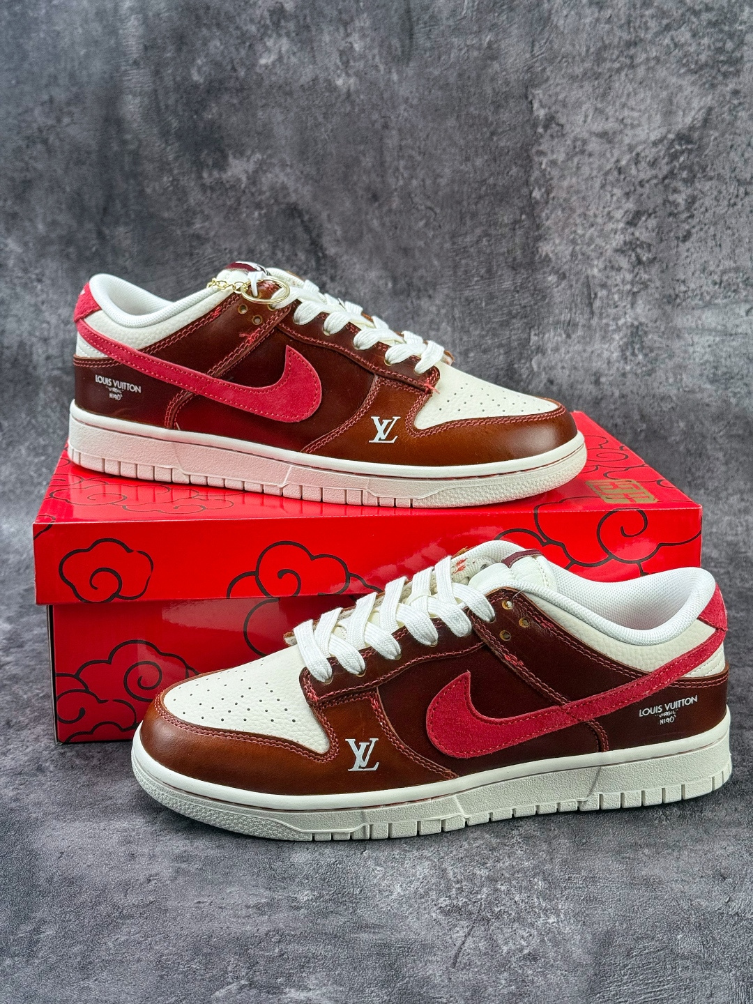 NIKE SB Dunk Low RETRO 马年限定 x Louis Vuitton 棕白红 DS6608-025