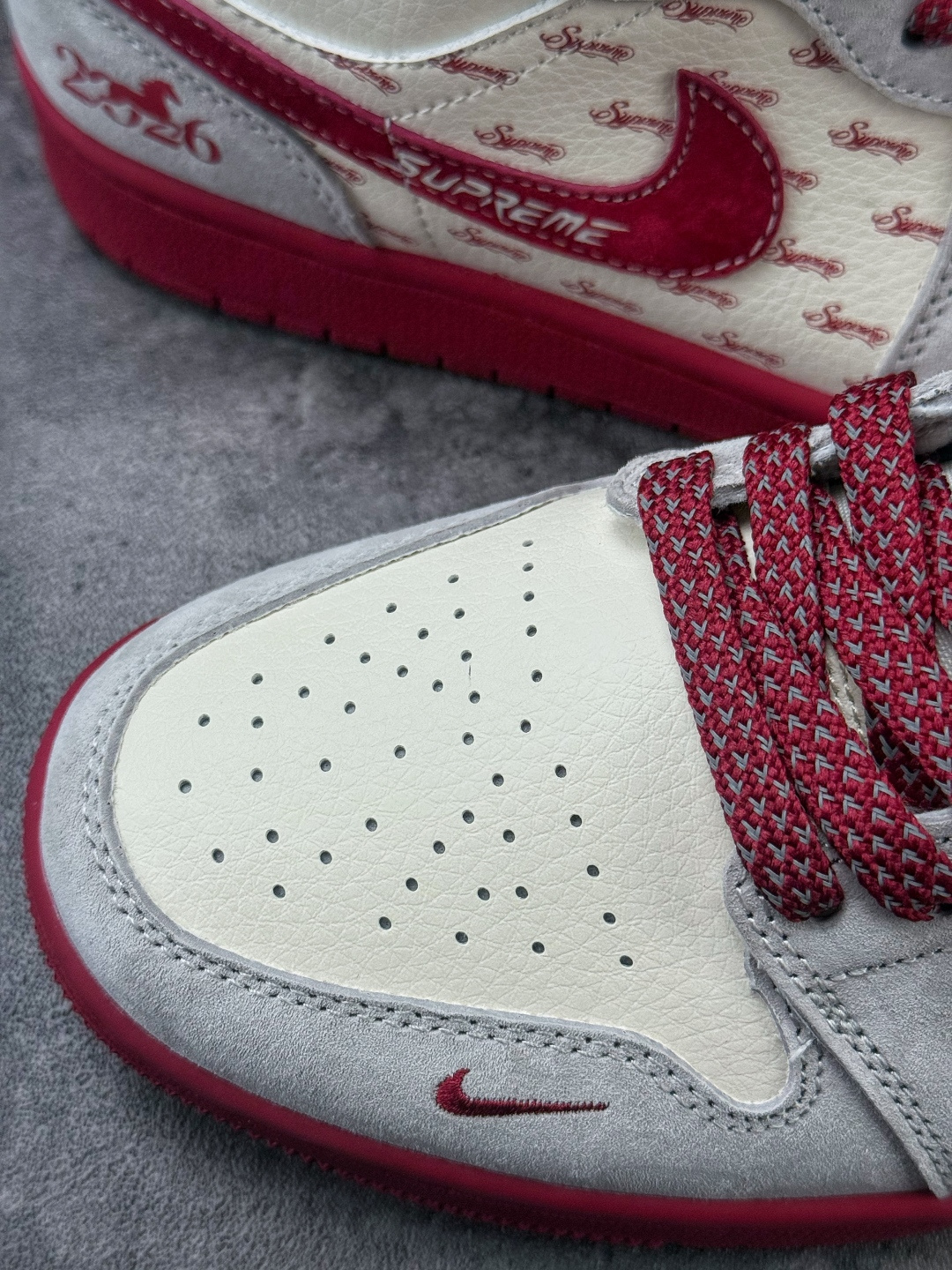 Nike Jordan Air Jordan 1 马年大吉 x Superme 灰白红小勾满天星 JP2026-122