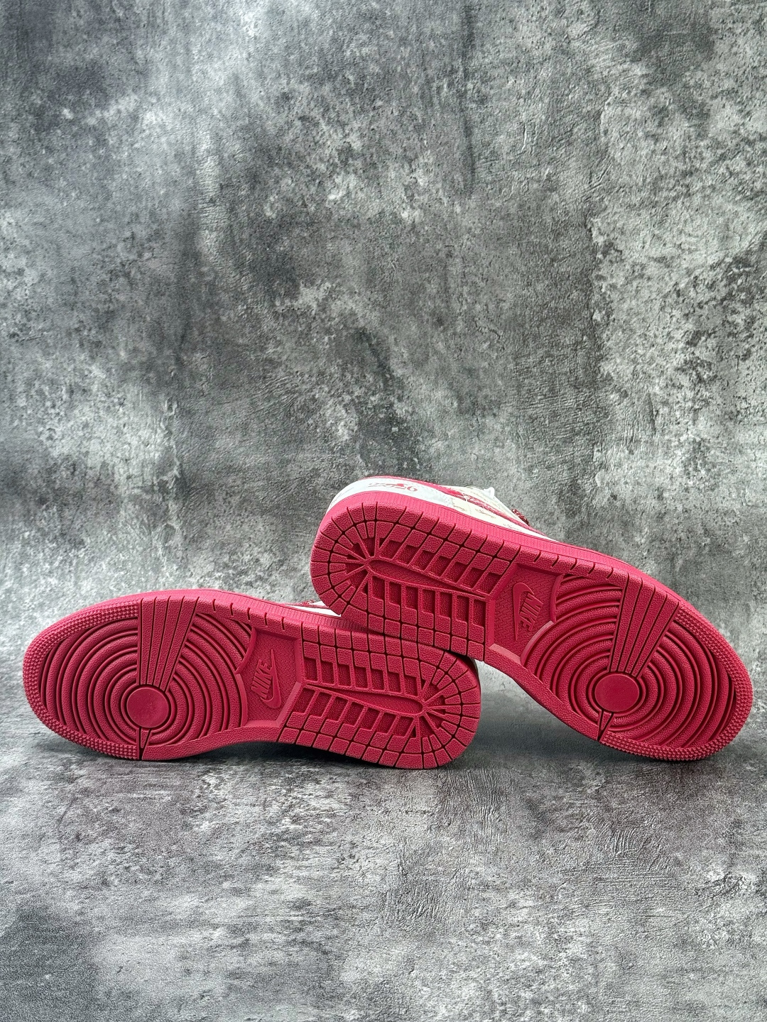 Nike Jordan Air Jordan 1 马年大吉 x Superme 灰白红小勾满天星 JP2026-122