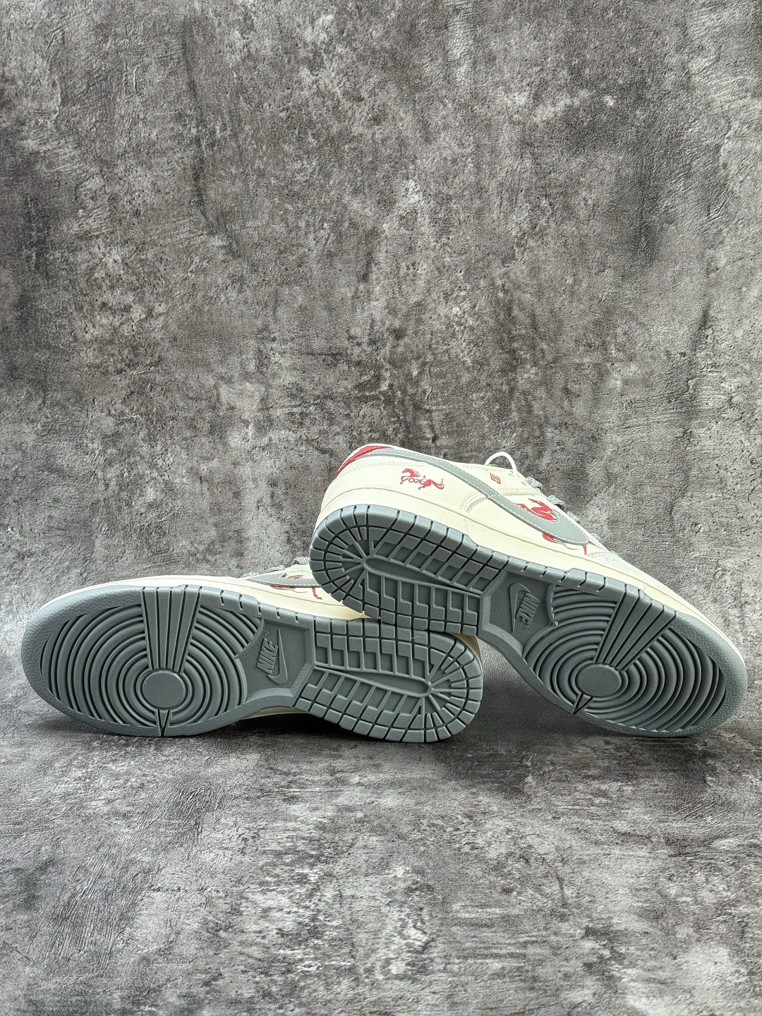 Nike SB Dunk Low 马年限定 灰白小勾满天星 LX1988-813