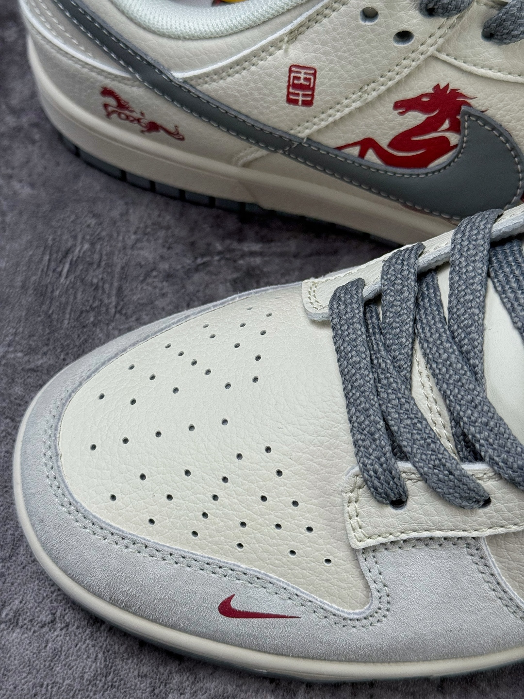 Nike SB Dunk Low 马年限定 灰白小勾满天星 LX1988-813