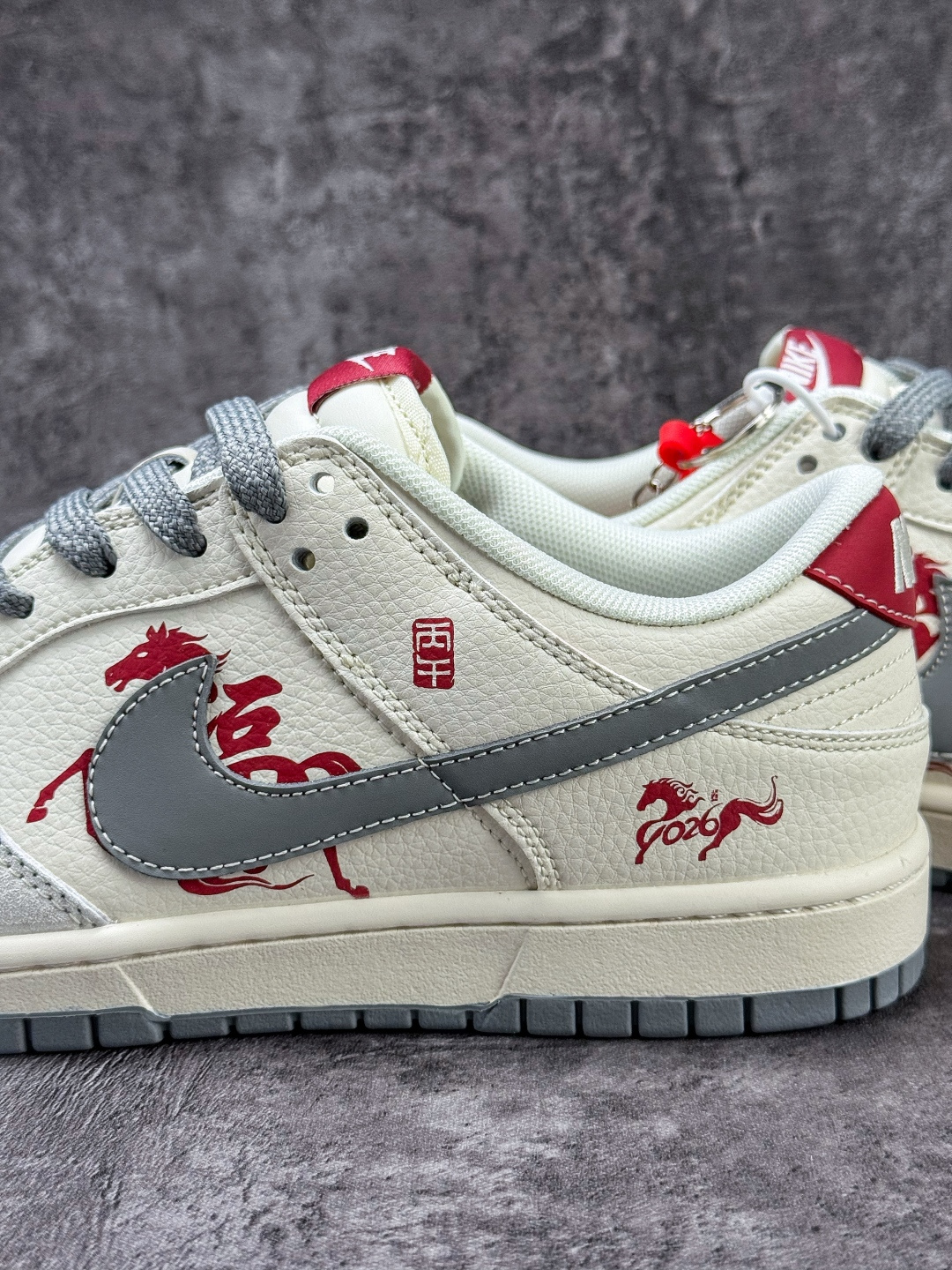Nike SB Dunk Low 马年限定 灰白小勾满天星 LX1988-813