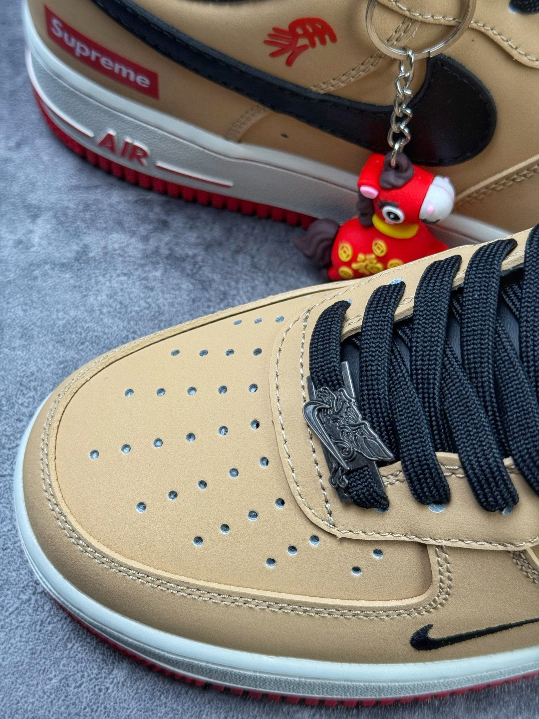 Nike Air Force 1 Low 07 马年限定 x Superme 棕黑小勾 NH0601-525