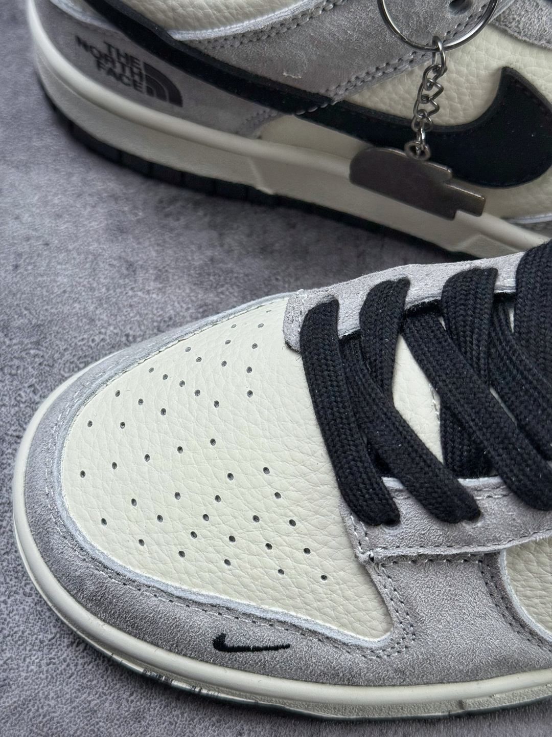 Nike SB Dunk Low x The North Face 灰白黑小勾 DN3168-032