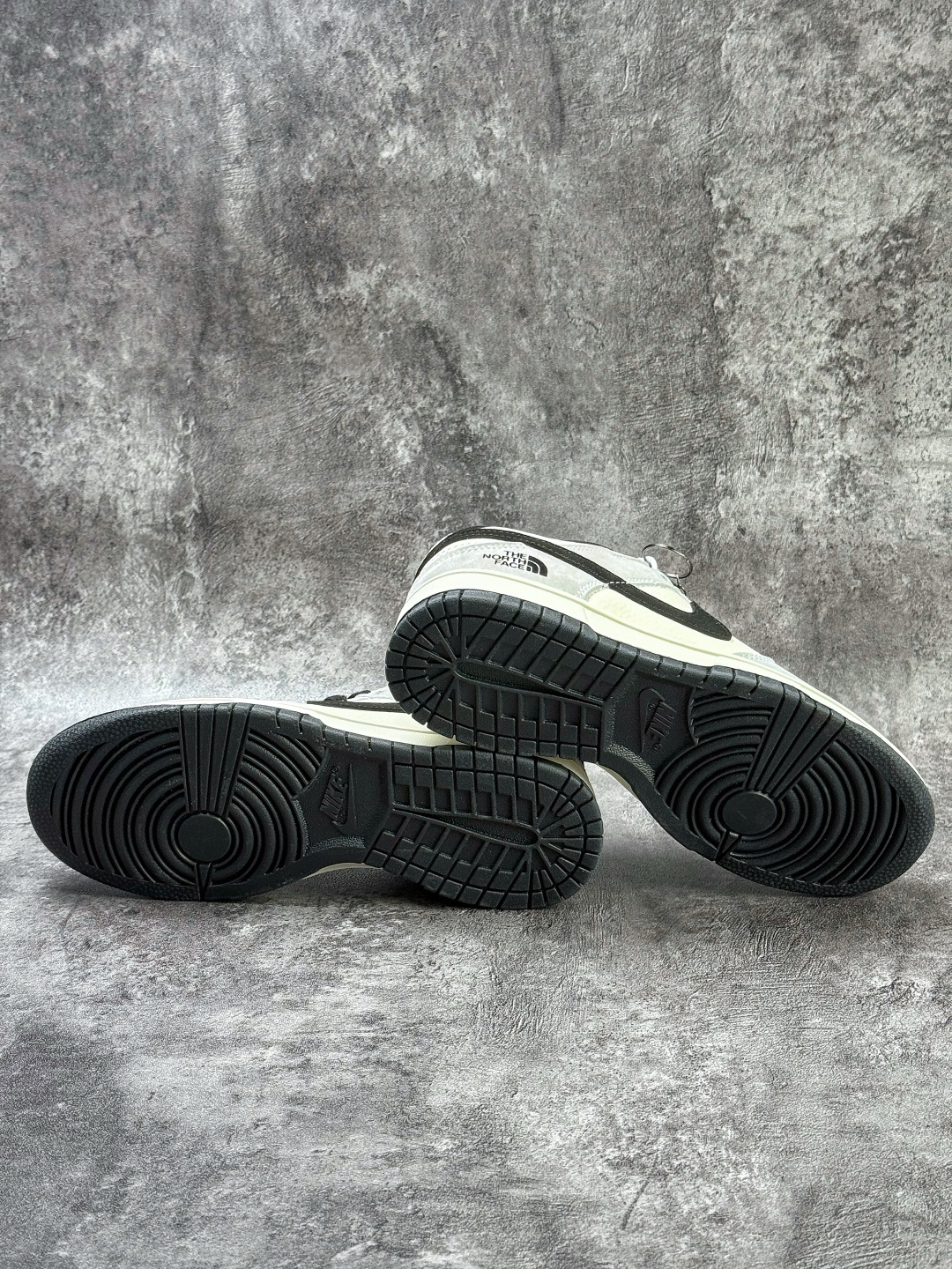 Nike SB Dunk Low x The North Face 灰白黑小勾 DN3168-032