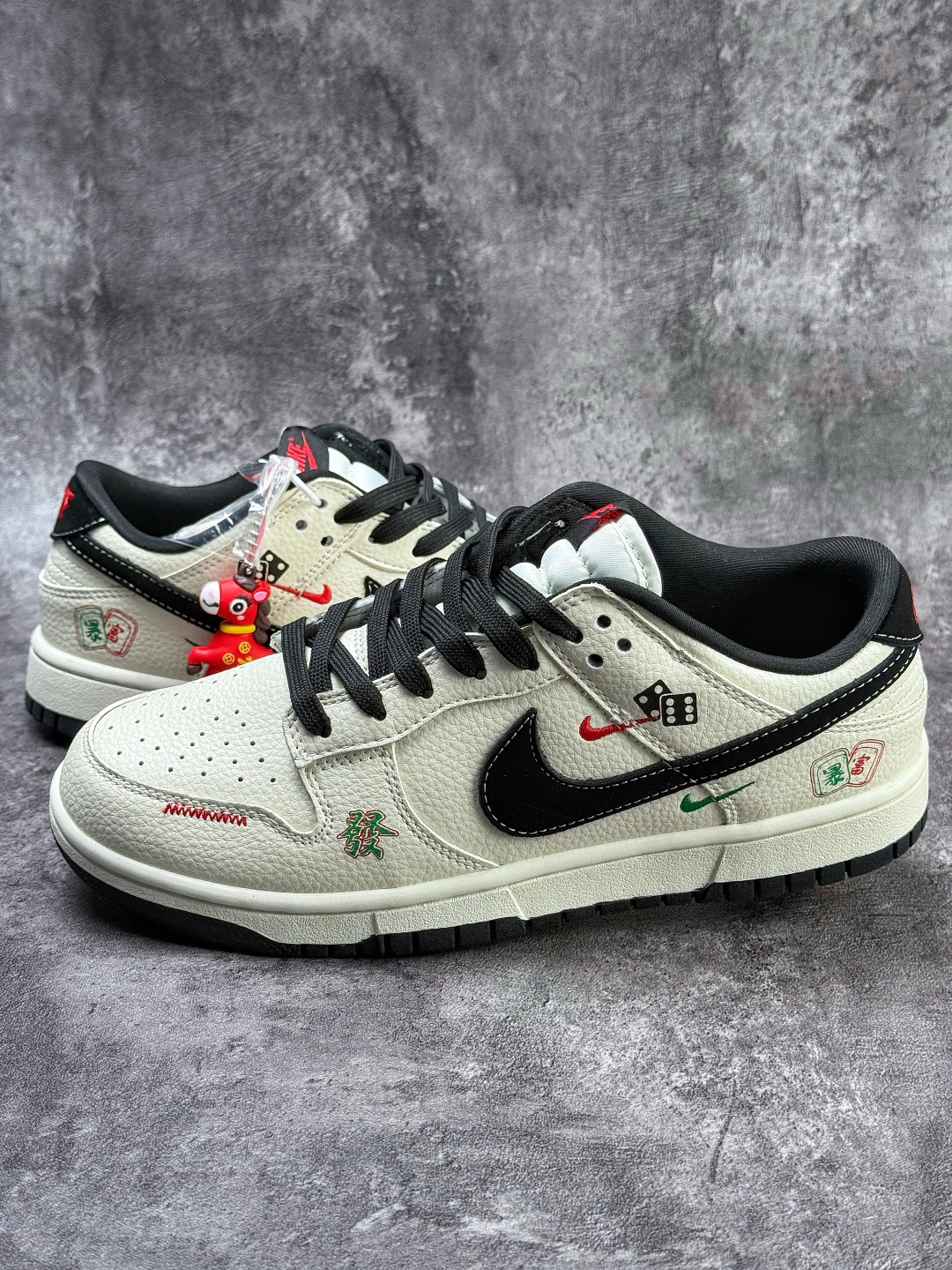 Nike SB Dunk Low 发财 白黑双小勾 SJ8888-009
