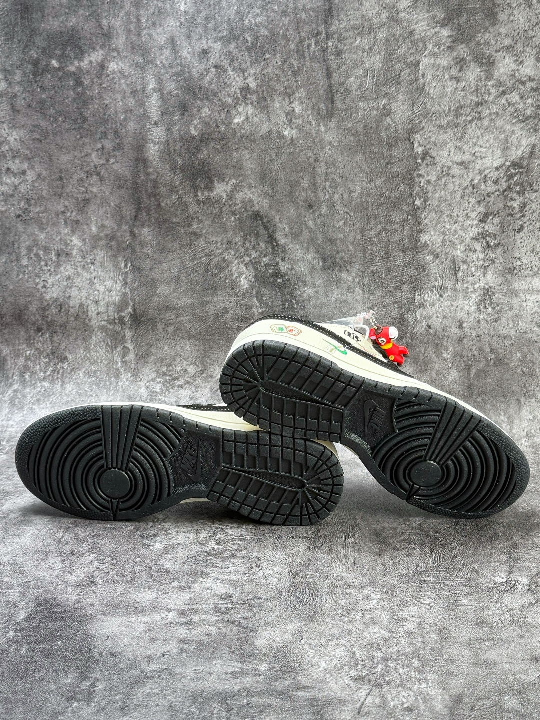 Nike SB Dunk Low 发财 白黑双小勾 SJ8888-009