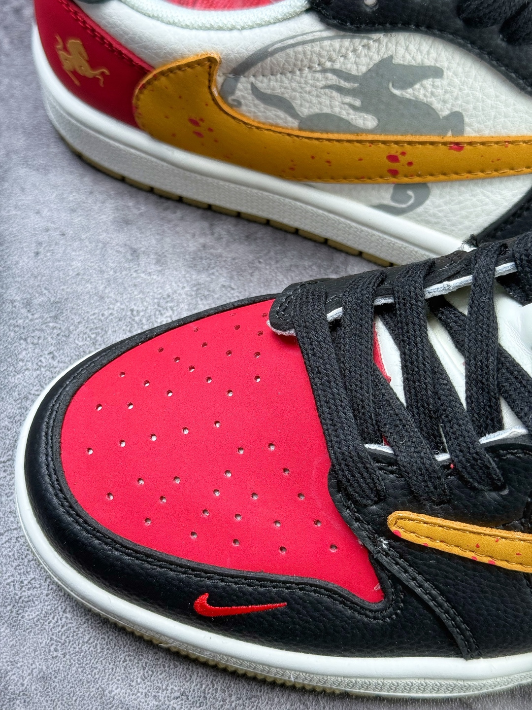 Travis Scott x Nike Air Jordan 1 Low 马年限定 Air Jordan 1 Low 反转黑白红小勾倒钩 纯原版本 DZ2688-128-莆田鞋,莆田鞋货源,高仿鞋,高仿鞋货源,安福档口,莆田高仿鞋,莆田鞋批发,高仿鞋批发,莆田高仿运动鞋,高仿运动鞋,莆田运动鞋 Travis Scott x Nike Air Jordan 1 Low 马年限定 Air Jordan 1 Low 反转黑白红小勾倒钩 纯原版本 DZ2688-128
