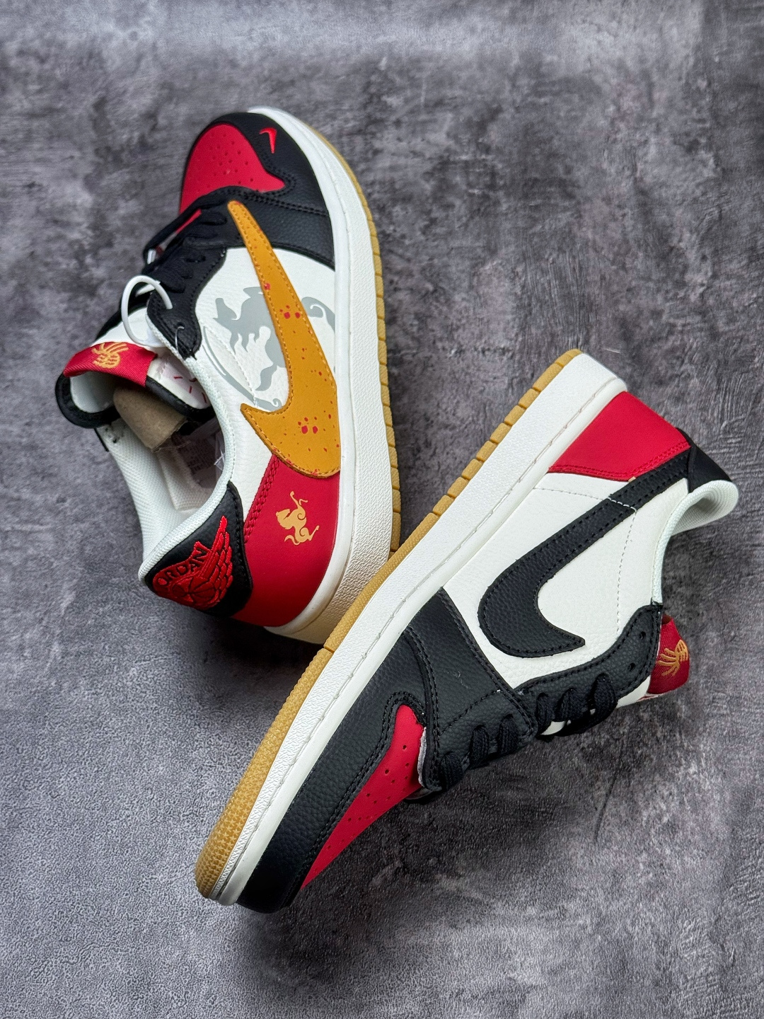 Travis Scott x Nike Air Jordan 1 Low 马年限定 Air Jordan 1 Low 反转黑白红小勾倒钩 纯原版本 DZ2688-128-莆田鞋,莆田鞋货源,高仿鞋,高仿鞋货源,安福档口,莆田高仿鞋,莆田鞋批发,高仿鞋批发,莆田高仿运动鞋,高仿运动鞋,莆田运动鞋 Travis Scott x Nike Air Jordan 1 Low 马年限定 Air Jordan 1 Low 反转黑白红小勾倒钩 纯原版本 DZ2688-128