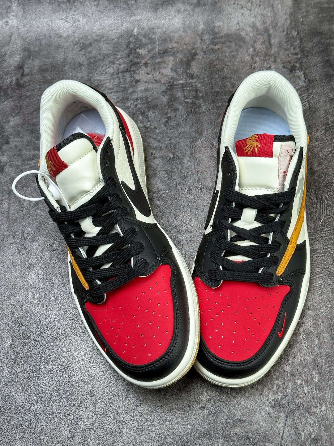 Travis Scott x Nike Air Jordan 1 Low 马年限定 Air Jordan 1 Low 反转黑白红小勾倒钩 纯原版本 DZ2688-128-莆田鞋,莆田鞋货源,高仿鞋,高仿鞋货源,安福档口,莆田高仿鞋,莆田鞋批发,高仿鞋批发,莆田高仿运动鞋,高仿运动鞋,莆田运动鞋 Travis Scott x Nike Air Jordan 1 Low 马年限定 Air Jordan 1 Low 反转黑白红小勾倒钩 纯原版本 DZ2688-128