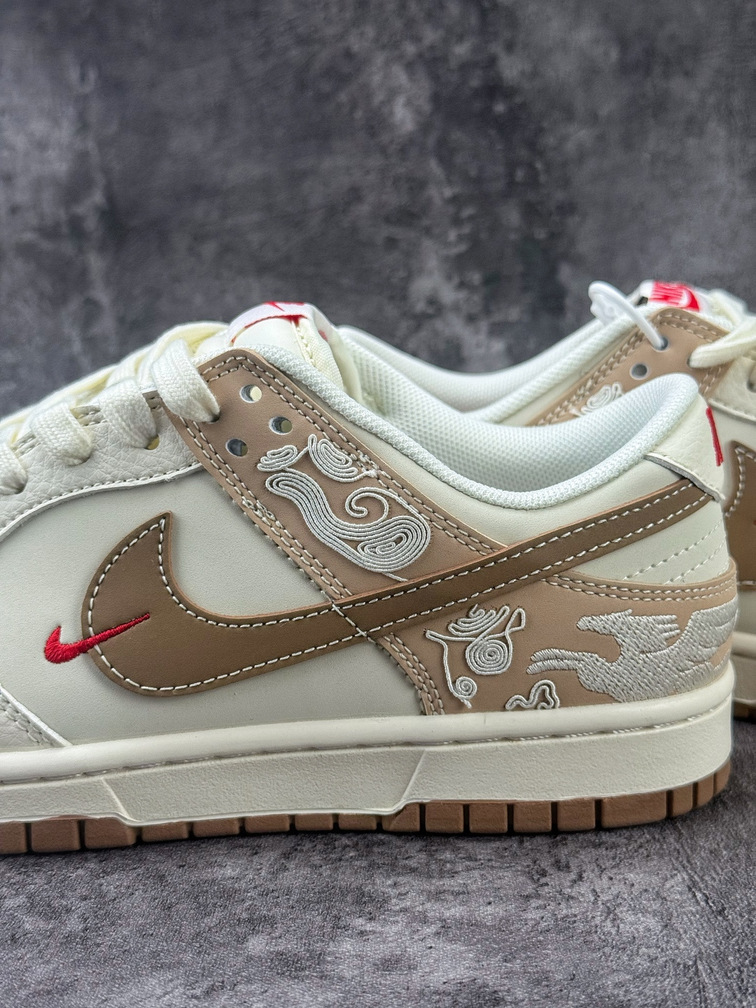 Nike SB Dunk Low 马年限定 白棕小勾 SD6868-136