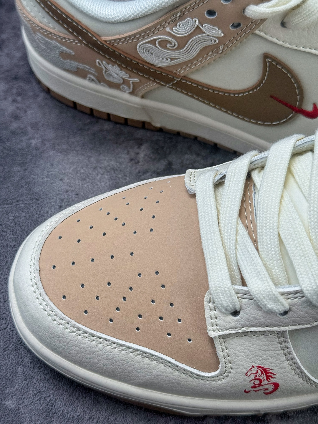 Nike SB Dunk Low 马年限定 白棕小勾 SD6868-136