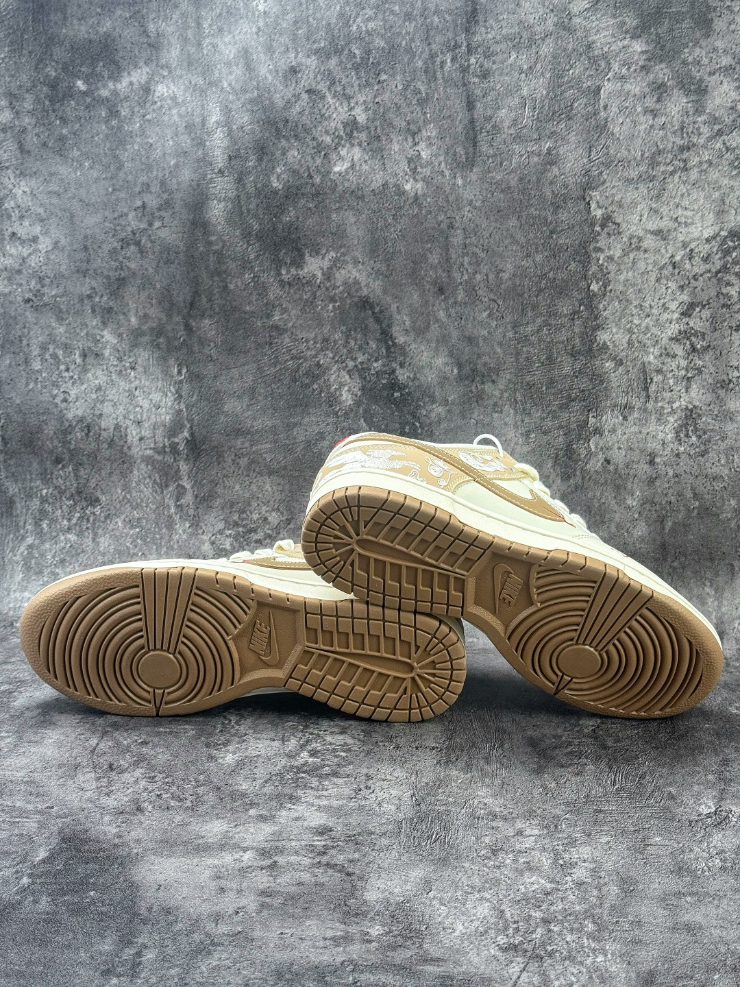 Nike SB Dunk Low 马年限定 白棕小勾 SD6868-136