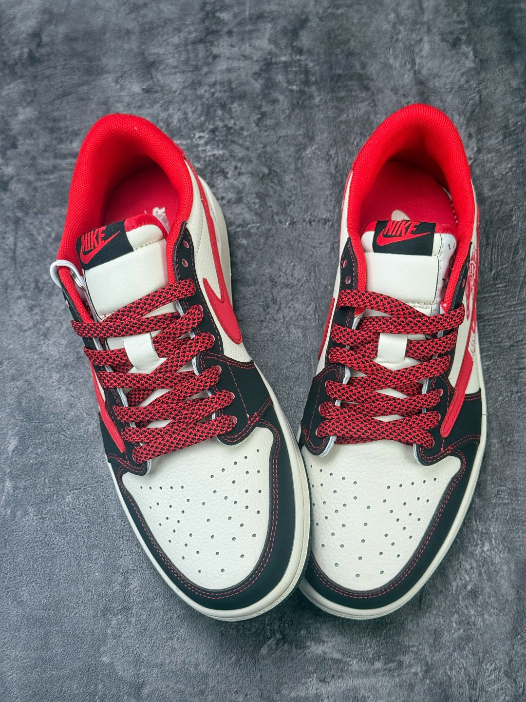 Travis Scott x Nike Air Jordan 1 Low 马年限定 Air Jordan 1 Low 反转黑白红满天星倒钩 LX1988-803-莆田鞋,莆田鞋货源,高仿鞋,高仿鞋货源,安福档口,莆田高仿鞋,莆田鞋批发,高仿鞋批发,莆田高仿运动鞋,高仿运动鞋,莆田运动鞋 Travis Scott x Nike Air Jordan 1 Low 马年限定 Air Jordan 1 Low 反转黑白红满天星倒钩 LX1988-803