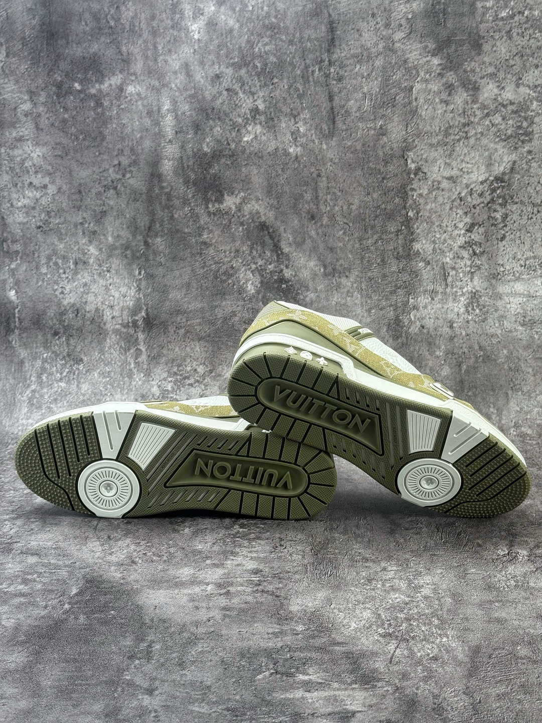 广奢高端货 LOUIS VUITTON 路易威登 LV Trainer 牛皮革