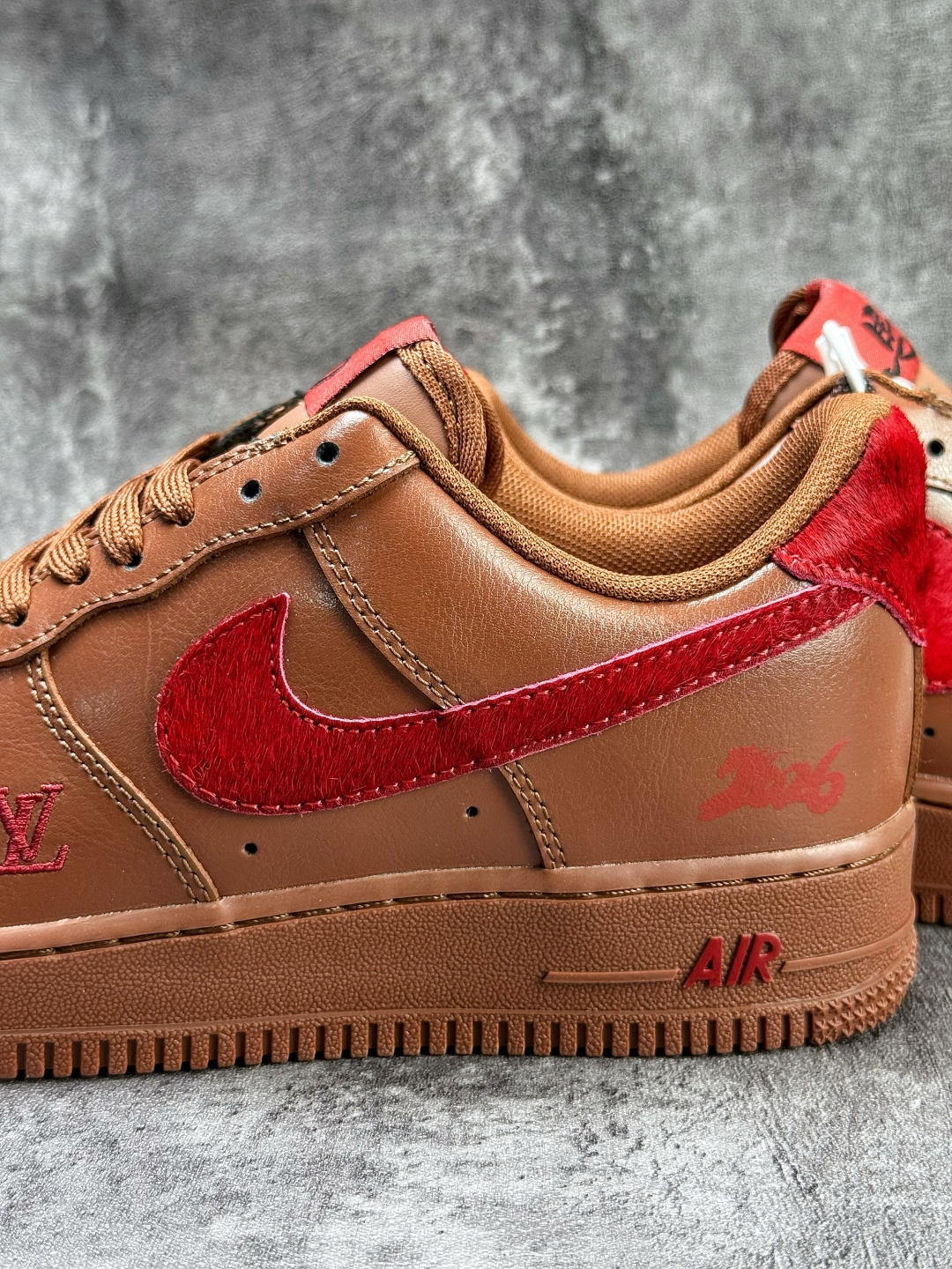Nike Air Force 1 Low 07 x Louis Vuitton 棕红 XY9025-002-莆田鞋,莆田鞋货源,高仿鞋,高仿鞋货源,安福档口,莆田高仿鞋,莆田鞋批发,高仿鞋批发,莆田高仿运动鞋,高仿运动鞋,莆田运动鞋 Nike Air Force 1 Low 07 x Louis Vuitton 棕红 XY9025-002