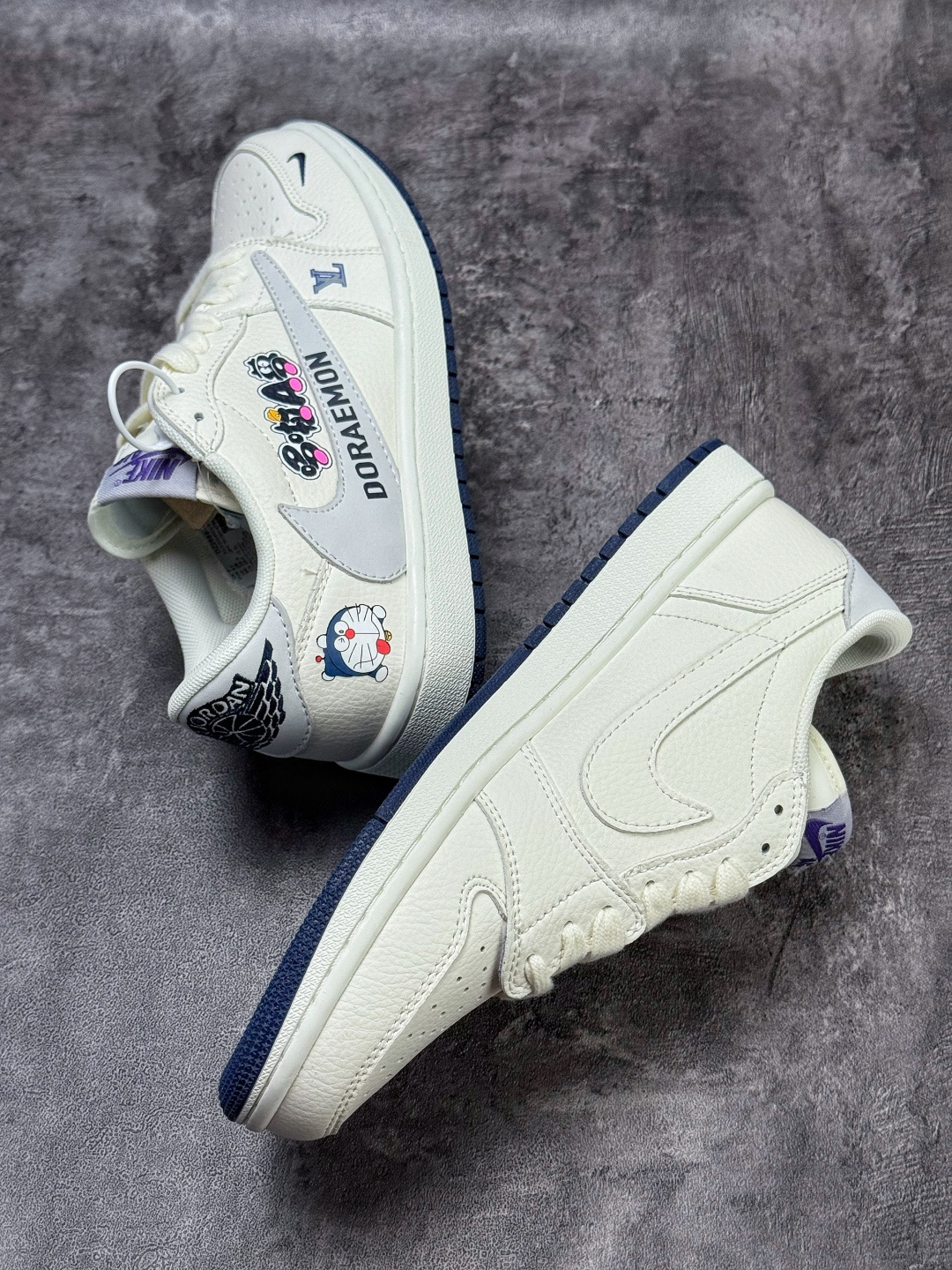 Travis Scott x Nike Air Jordan 1 Low x Louis Vuitton Air Jordan 1 Low 反转哆啦A梦白灰小勾倒钩 DZ2688-004