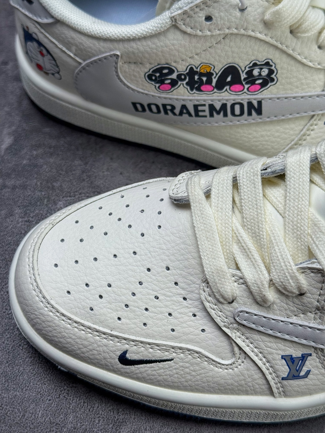 Travis Scott x Nike Air Jordan 1 Low x Louis Vuitton Air Jordan 1 Low 反转哆啦A梦白灰小勾倒钩 DZ2688-004