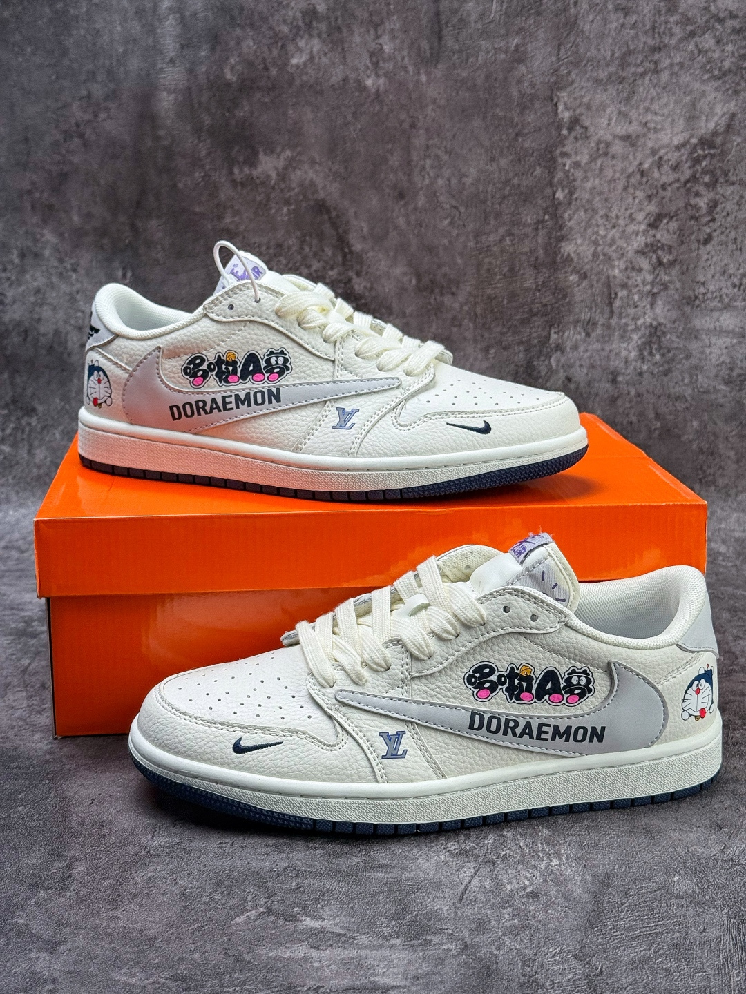 Travis Scott x Nike Air Jordan 1 Low x Louis Vuitton Air Jordan 1 Low 反转哆啦A梦白灰小勾倒钩 DZ2688-004