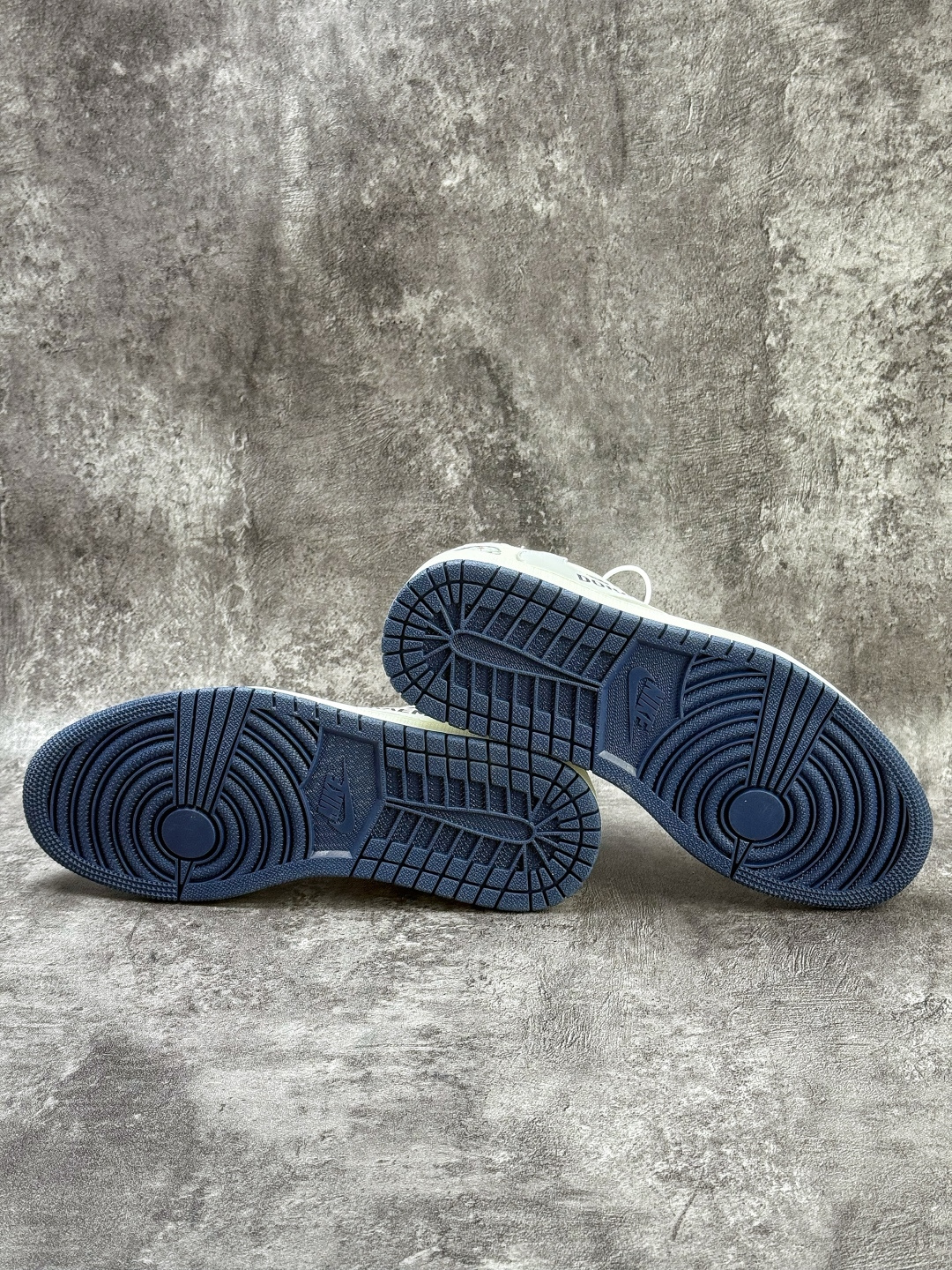 Travis Scott x Nike Air Jordan 1 Low x Louis Vuitton Air Jordan 1 Low 反转哆啦A梦白灰小勾倒钩 DZ2688-004