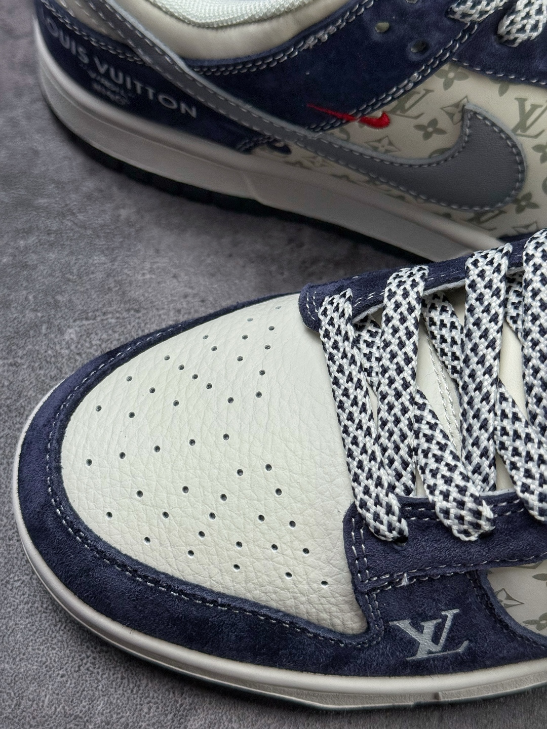 Nike SB Dunk Low x Louis Vuitton 蓝白双小勾满天星 KG6699-F12