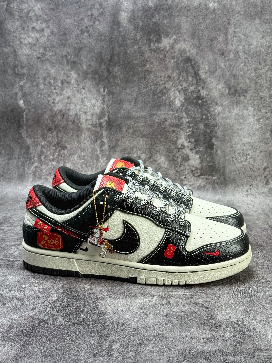 Nike SB Dunk Low 马年限定 黑白三小勾满天星 YX5066-C62